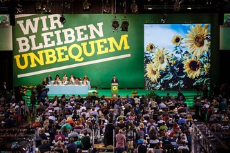 Daimler-Chef auf Grünem Bundesparteitag 2016 in Münster: Cem Özdemir tütete den genialen Medien-Coup ein. Hier spricht Özdemir zu den Delegierten. 