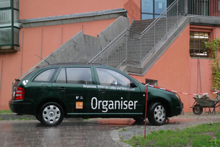 Mit TYPO3-Organiser gegen organisierte Kriminalität. TYPO3-Auto vor dem Philosophicum der Uni Passau. Die Uni arbeitet mit TYPO3. 