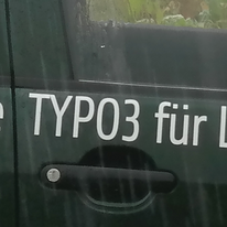 Klare Botschaft an potentielle Auto-Diebe über dem Türschloss mit TYPO3: Besser, Ihr lasst die Finger weg! 