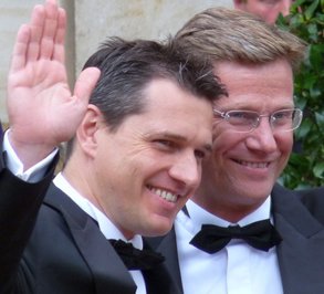 Außenminister mit Lebenspartner: Aus Liebe das Amt missbraucht? 